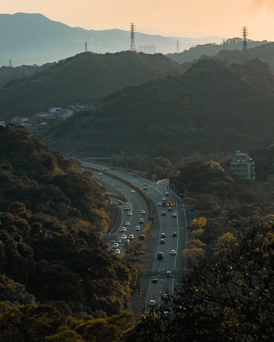 白天在山附近公路上的汽车